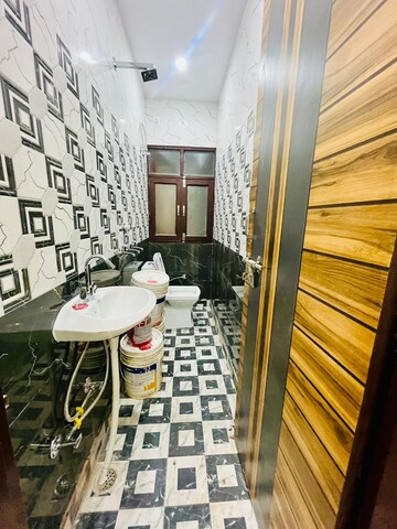 रेसिडेंशियल बिल्डर फ्लोर वर्ग फुट फॉर रेंट इन मंसा राम पार्क दिल्ली  7815481