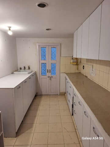 रेसिडेंशियल बिल्डर फ्लोर वर्ग यार्ड फॉर रेंट इन डिफेंस कॉलोनी दिल्ली  7815683