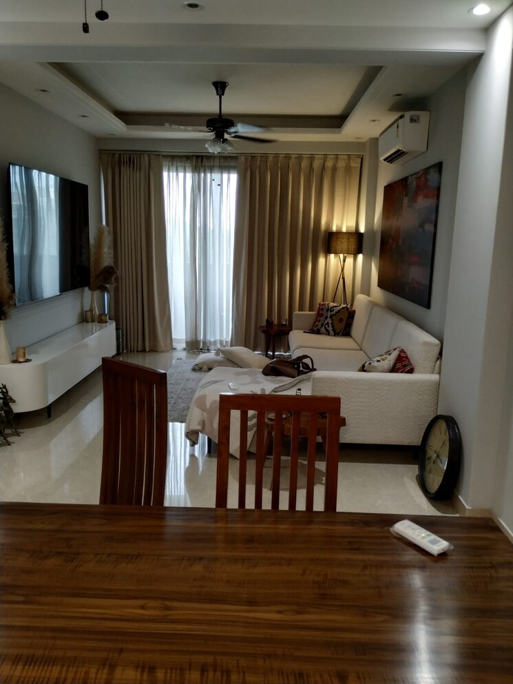 Living Room, shivalik colony 3 Bedroom 200 Sq.Yd. Builder Floor In Shivalik Colony Delhi 7815887