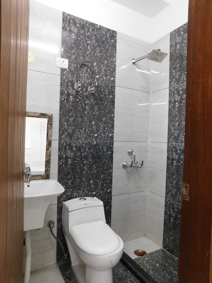 Bathroom, gyan khand i 3 Bedroom 1300 Sq.Ft. Builder Floor In Gyan Khand I Ghaziabad 7816154