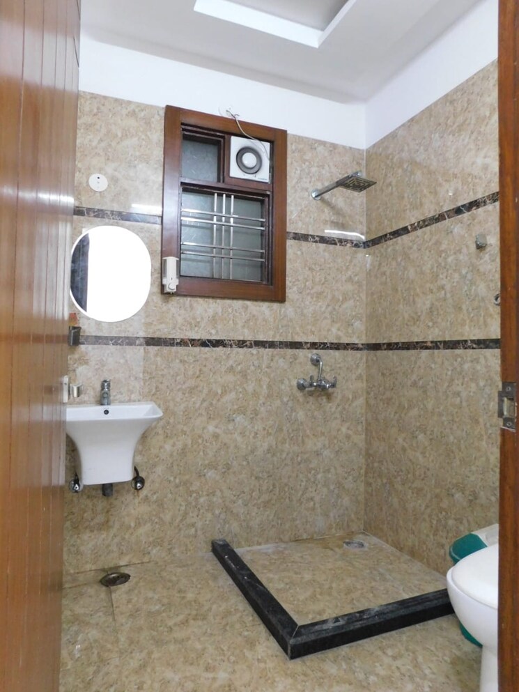 Bathroom, gyan khand i 3 Bedroom 1300 Sq.Ft. Builder Floor In Gyan Khand I Ghaziabad 7816154