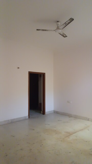 Room in 6 BHK Independent House at RWA Apartments Sector 41, Sector 41 – for Sale