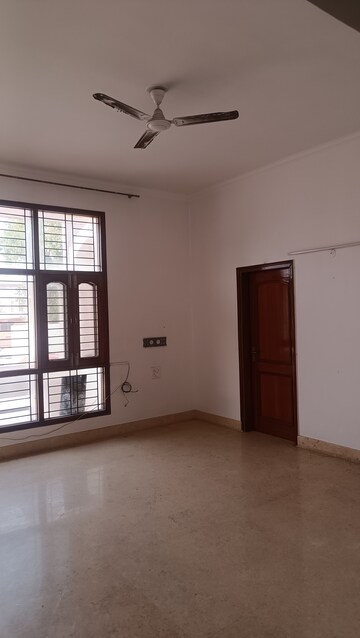 Room in 6 BHK Independent House at RWA Apartments Sector 41, Sector 41 – for Sale