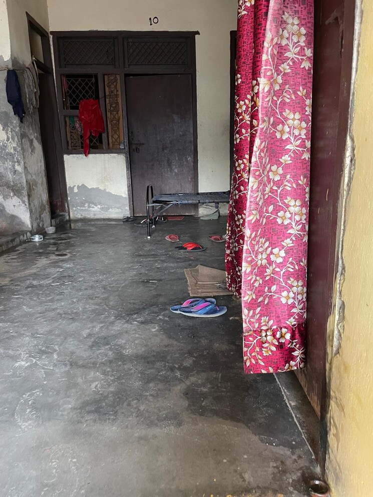  Parking, upsidc site b 6+ Bedroom 90 Sq.Yd. Independent House In Upsidc Site B Greater Noida 7817764