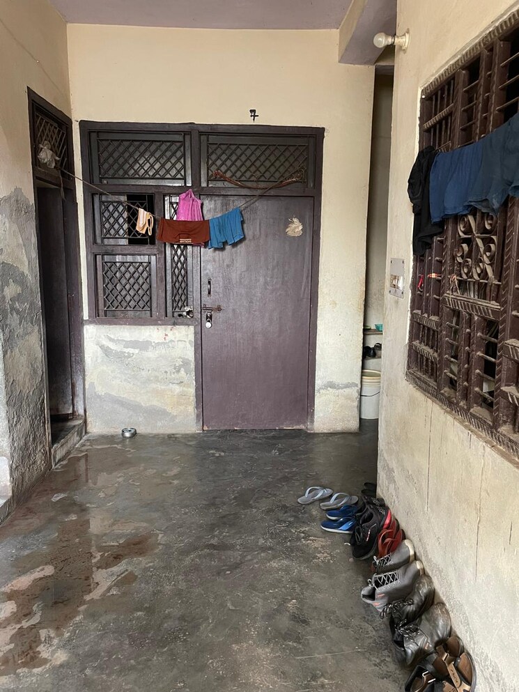  Parking, upsidc site b 6+ Bedroom 90 Sq.Yd. Independent House In Upsidc Site B Greater Noida 7817764