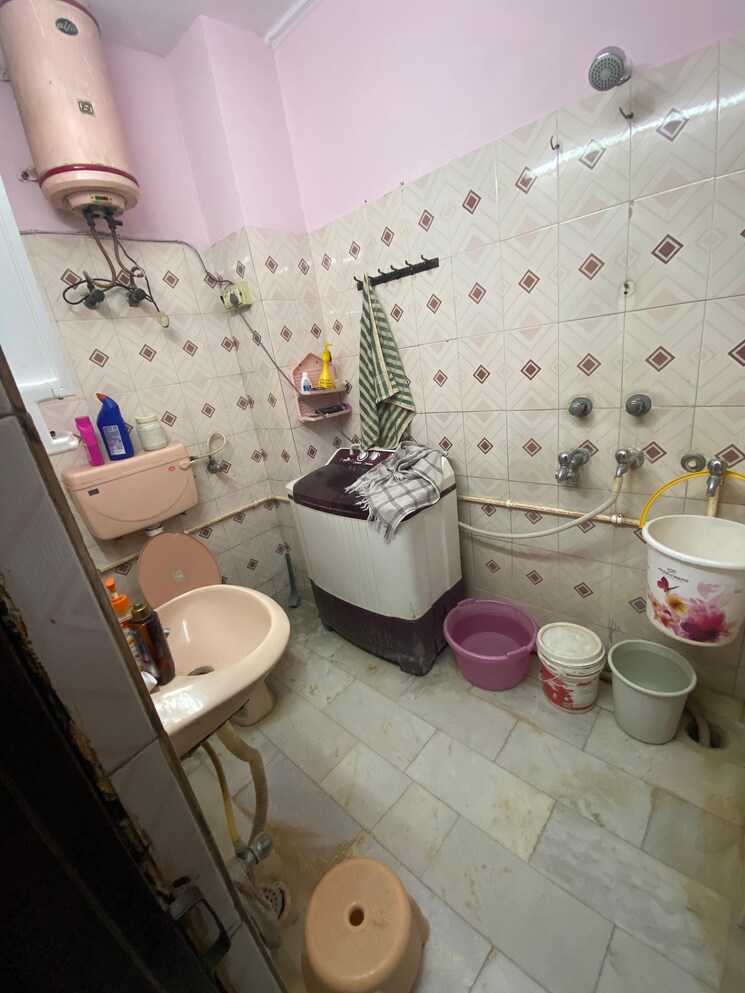 Bathroom, ramesh nagar 2 Bedroom 1000 Sq.Ft. Builder Floor In Ramesh Nagar Delhi 7817795