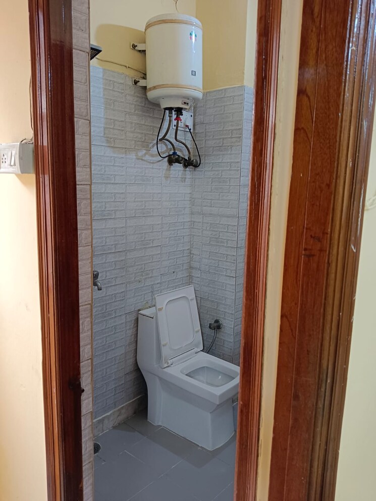 Bathroom, lajpat nagar 1 Bedroom 359 Sq.Ft. Builder Floor In Lajpat Nagar Delhi 7817842