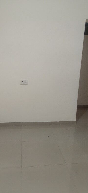 Room in 1 BHK Apartment at Sunteck One World, Naigaon East – for Rent
