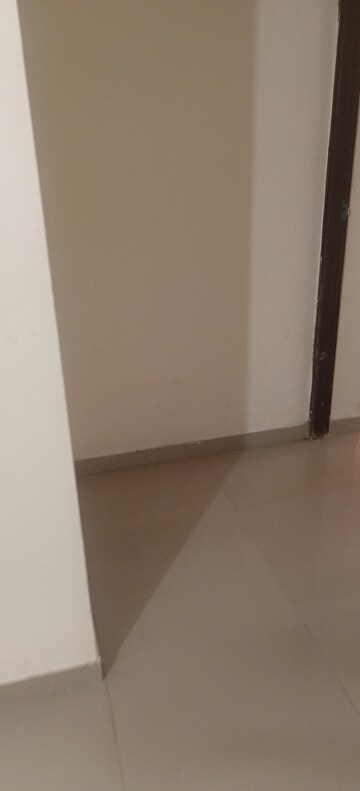 Room in 1 BHK Apartment at Sunteck One World, Naigaon East – for Rent