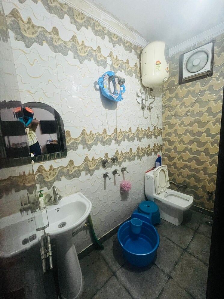 Bathroom, tilak nagar 2 Bedroom 865 Sq.Ft. Apartment In Tilak Nagar Delhi 7818536