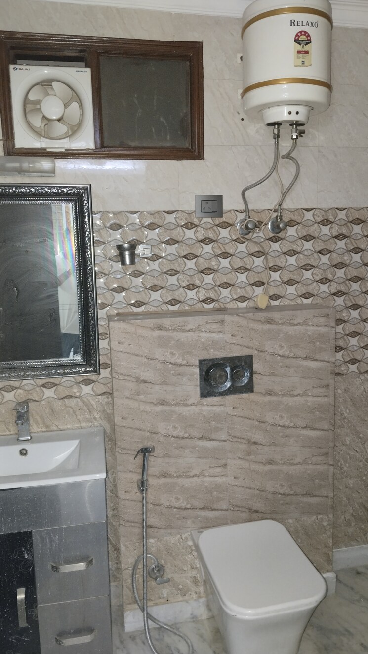 Bathroom, saket 3 Bedroom 1200 Sq.Ft. Builder Floor In Saket Delhi 7818570