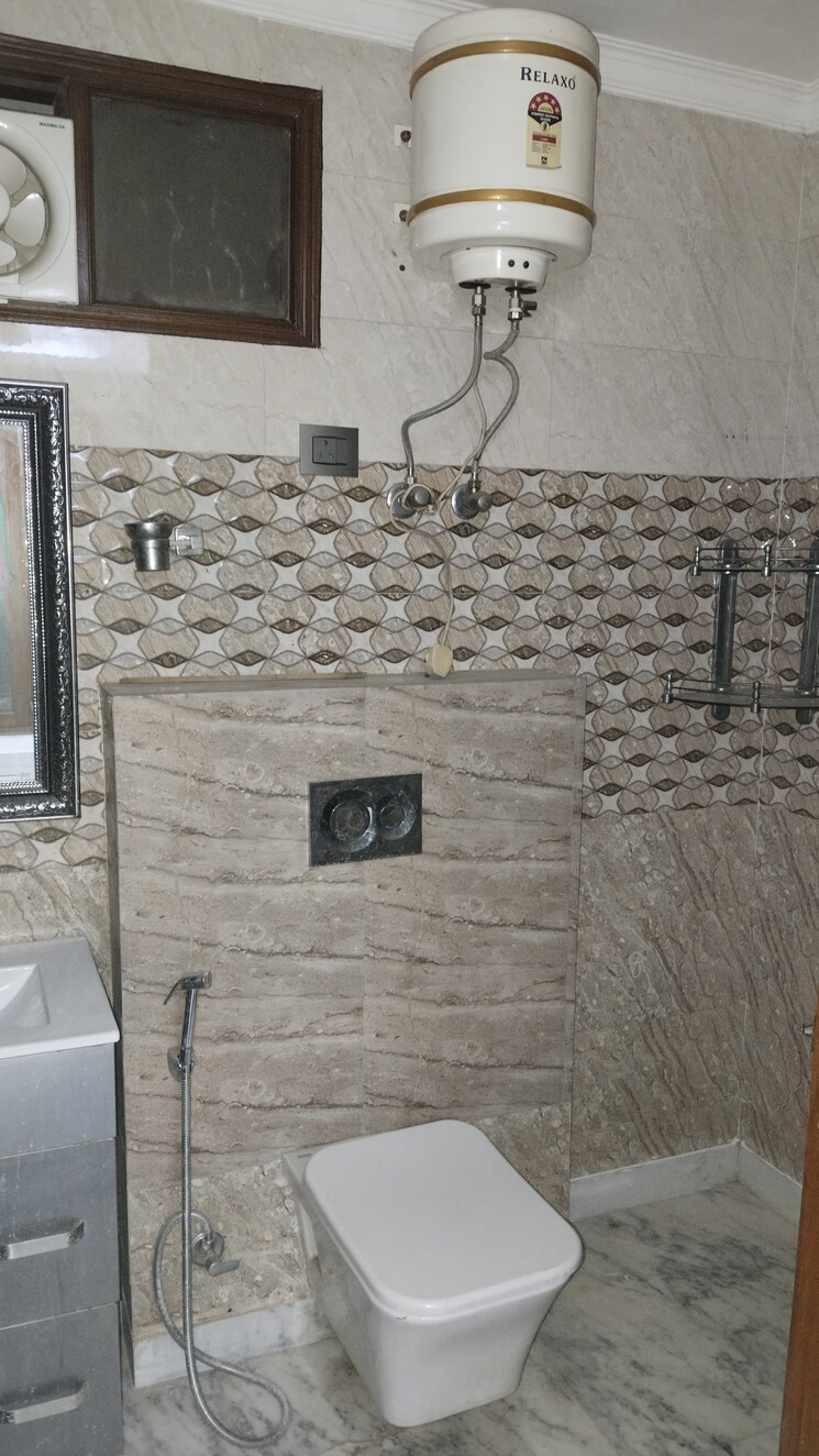 Bathroom, saket 3 Bedroom 1200 Sq.Ft. Builder Floor In Saket Delhi 7818570