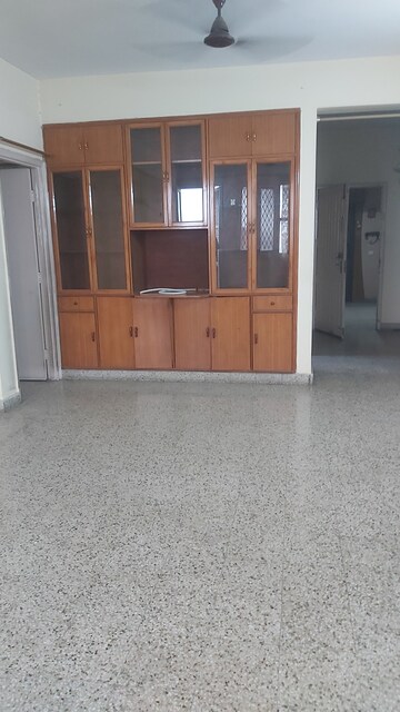 Furnished Amenities in 3.5 BHK Apartment at Mayur Vihar 1 – for Sale
