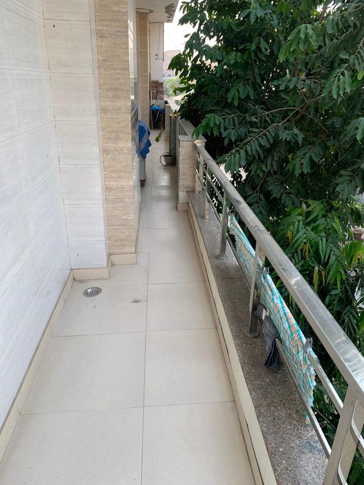 Balcony, sector 10 2.5 Bedroom 810 Sq.Yd. Builder Floor In Sector 10 Faridabad 7818721