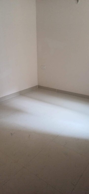 Room in 3 BHK Apartment at Amrapali Golf Homes, Sector 4, Greater Noida – for Sale