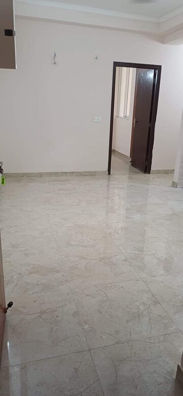 Room in 3 BHK Apartment at Amrapali Golf Homes, Sector 4, Greater Noida – for Sale