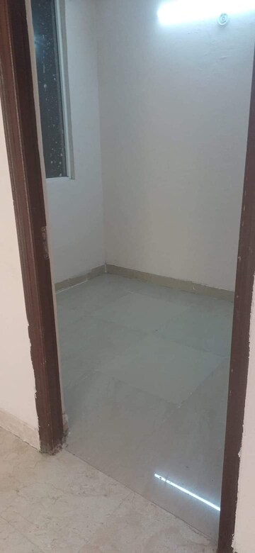 Room in 3 BHK Apartment at Amrapali Centurian Park, Tech Zone 4 Greater Noida – for Sale