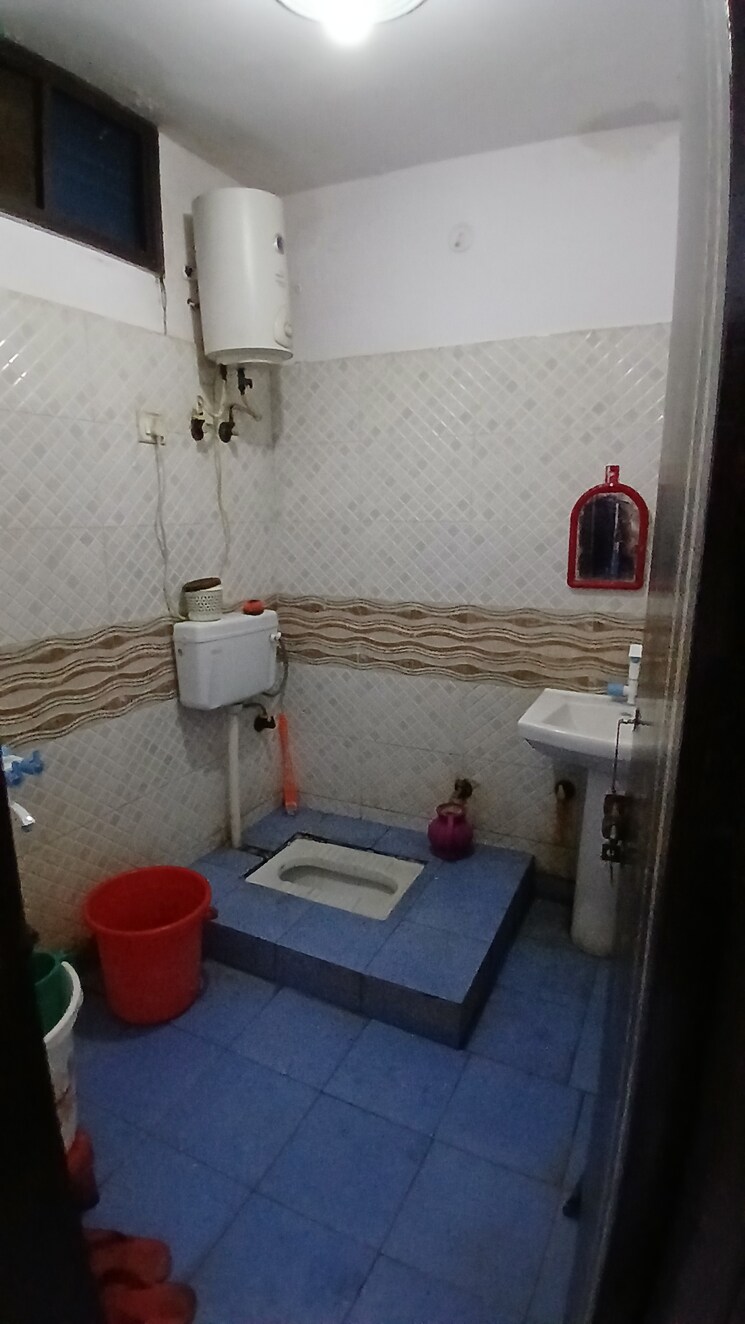 Bathroom, jogabai extension 2 Bedroom 675 Sq.Ft. Apartment In Jogabai Extension Delhi 7819009