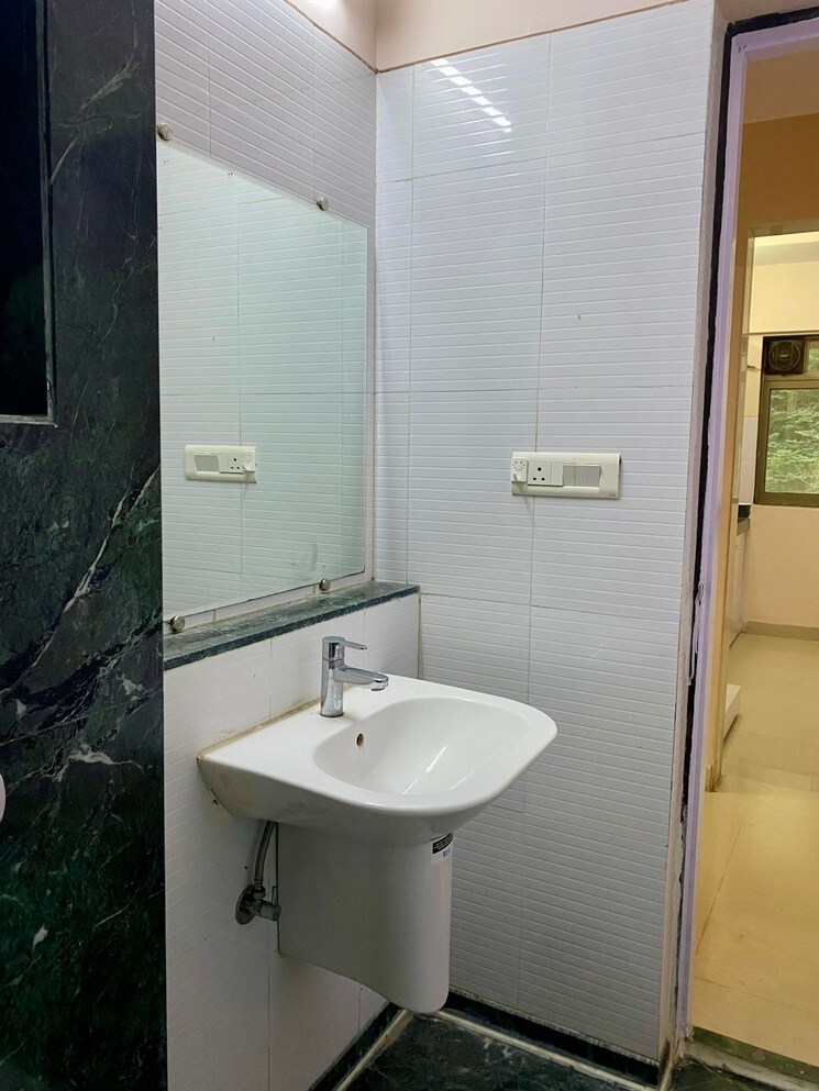 Bathroom, lodha-splendora 3 Bedroom 955 Sq.Ft. Apartment In Ghodbunder Road Thane 7819065