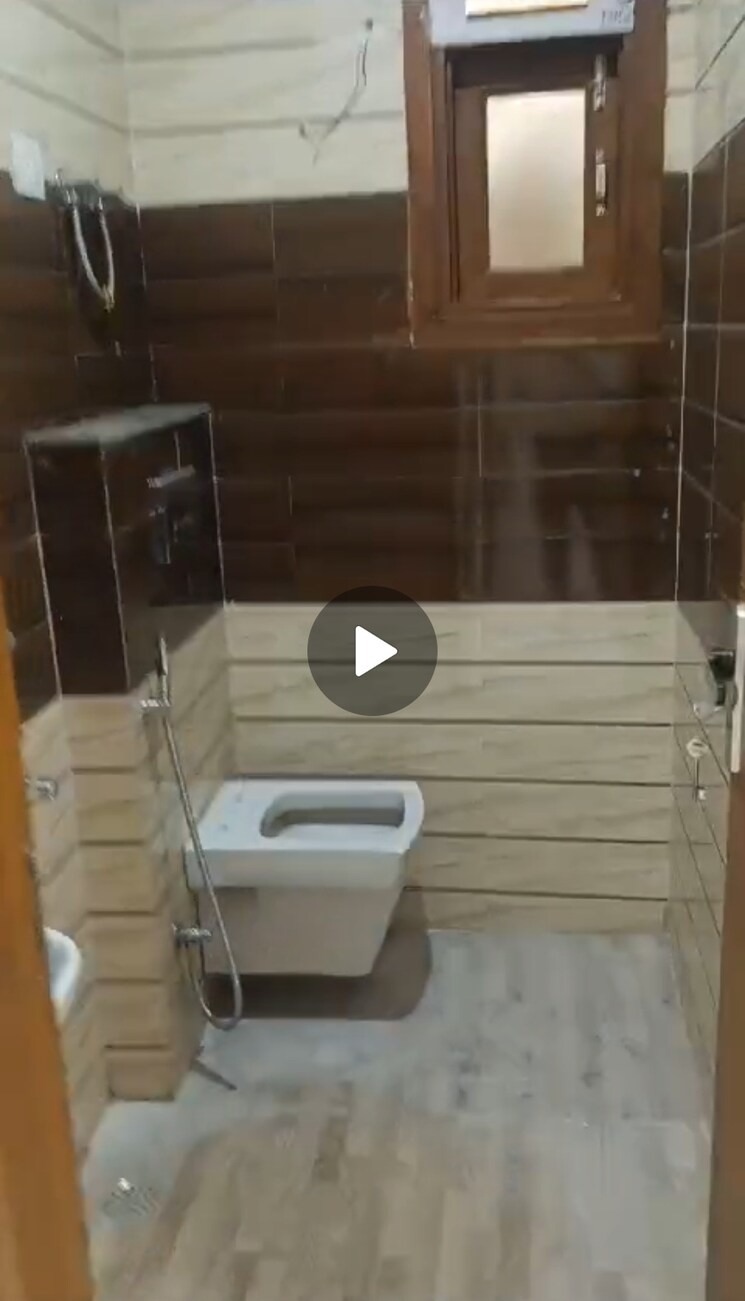 Bathroom, vishwakarma colony 3 Bedroom 100 Sq.Yd. Builder Floor In Vishwakarma Colony Delhi 7819072