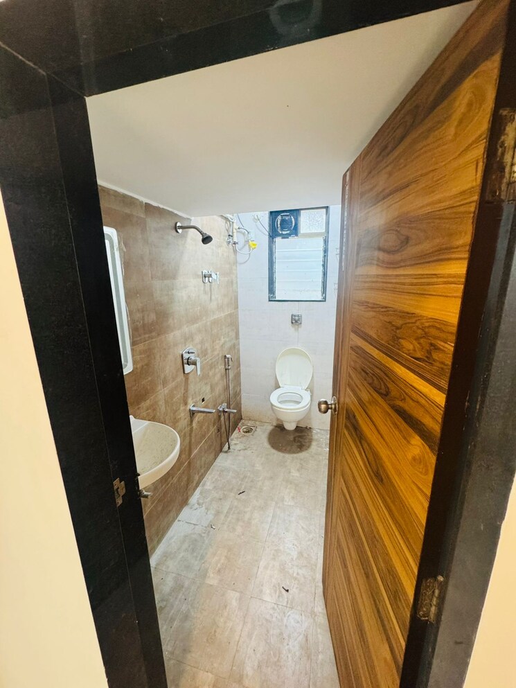 Bathroom, the-advantage-raheja-windermere 3 Bedroom 1325 Sq.Ft. Apartment In Andheri West Mumbai 7819173