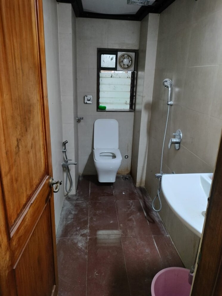 Bathroom, lashkaria-empress 2 Bedroom 750 Sq.Ft. Apartment In Andheri West Mumbai 7819204