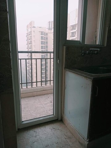 Room in 2 BHK Apartment at Amrapali Golf Homes, Sector 4, Greater Noida – for Sale