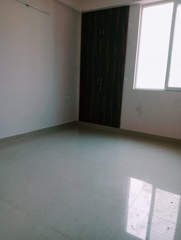 Room in 2 BHK Apartment at Amrapali Golf Homes, Sector 4, Greater Noida – for Sale
