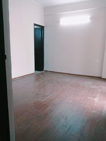 Room in 2 BHK Apartment at Amrapali Golf Homes, Sector 4, Greater Noida – for Sale