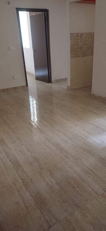 Room in 2 BHK Apartment at Amrapali Golf Homes, Sector 4, Greater Noida – for Sale