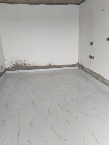 Room in 3 BHK Apartment at Kamaal Chok – for Sale