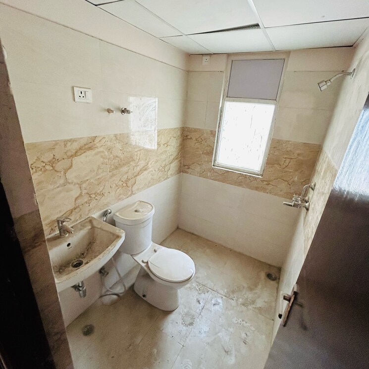 Bathroom, amrapali-golf-homes 2.5 Bedroom 945 Sq.Ft. Apartment In Haibatpur Greater Noida 7820470