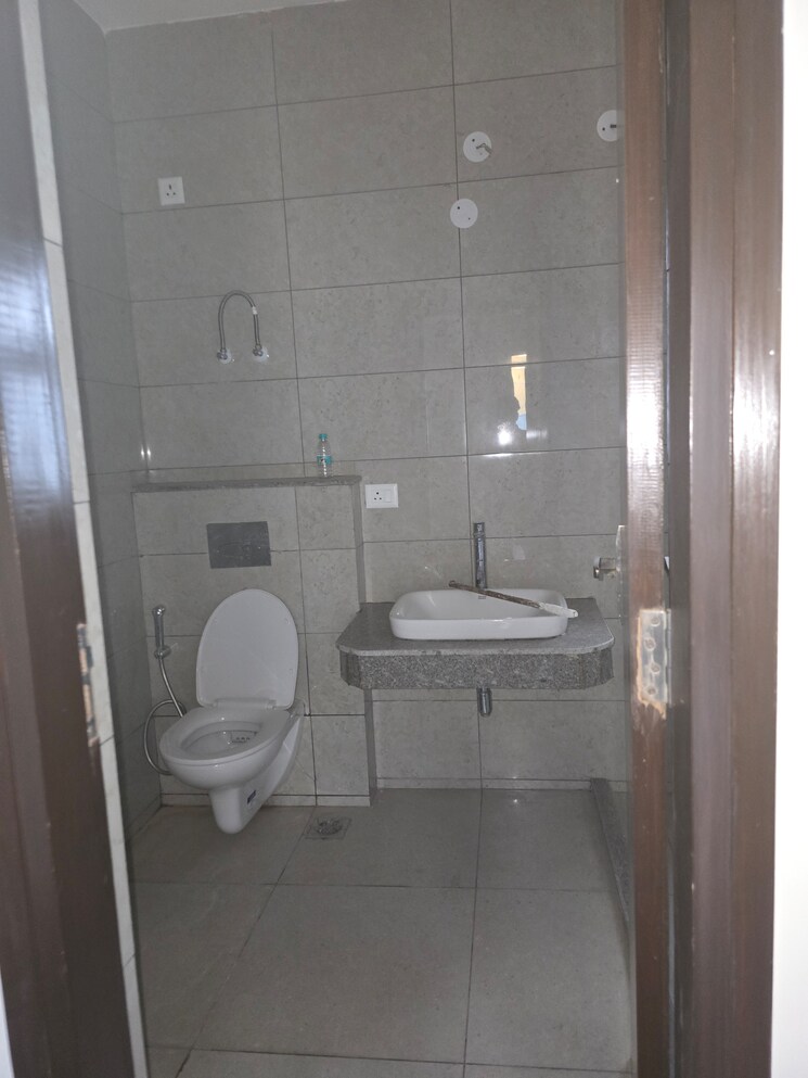 Bathroom, bptp-discovery-park 3.5 Bedroom 2850 Sq.Ft. Apartment In Sector 80 Faridabad 7820471