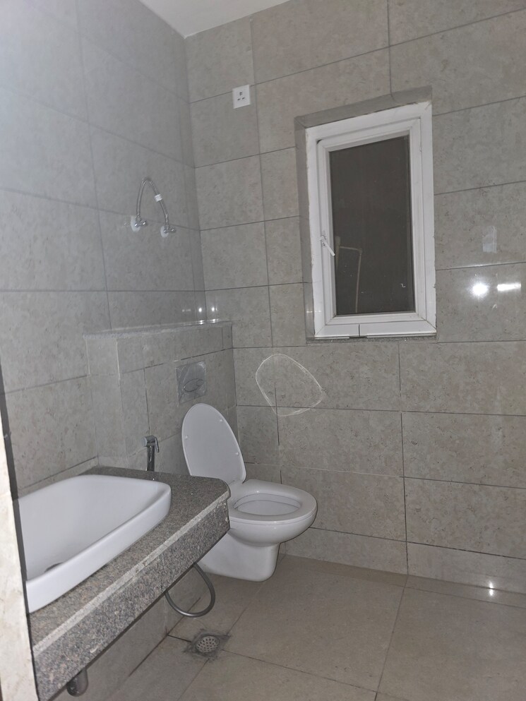 Bathroom, bptp-discovery-park 3.5 Bedroom 2850 Sq.Ft. Apartment In Sector 80 Faridabad 7820471