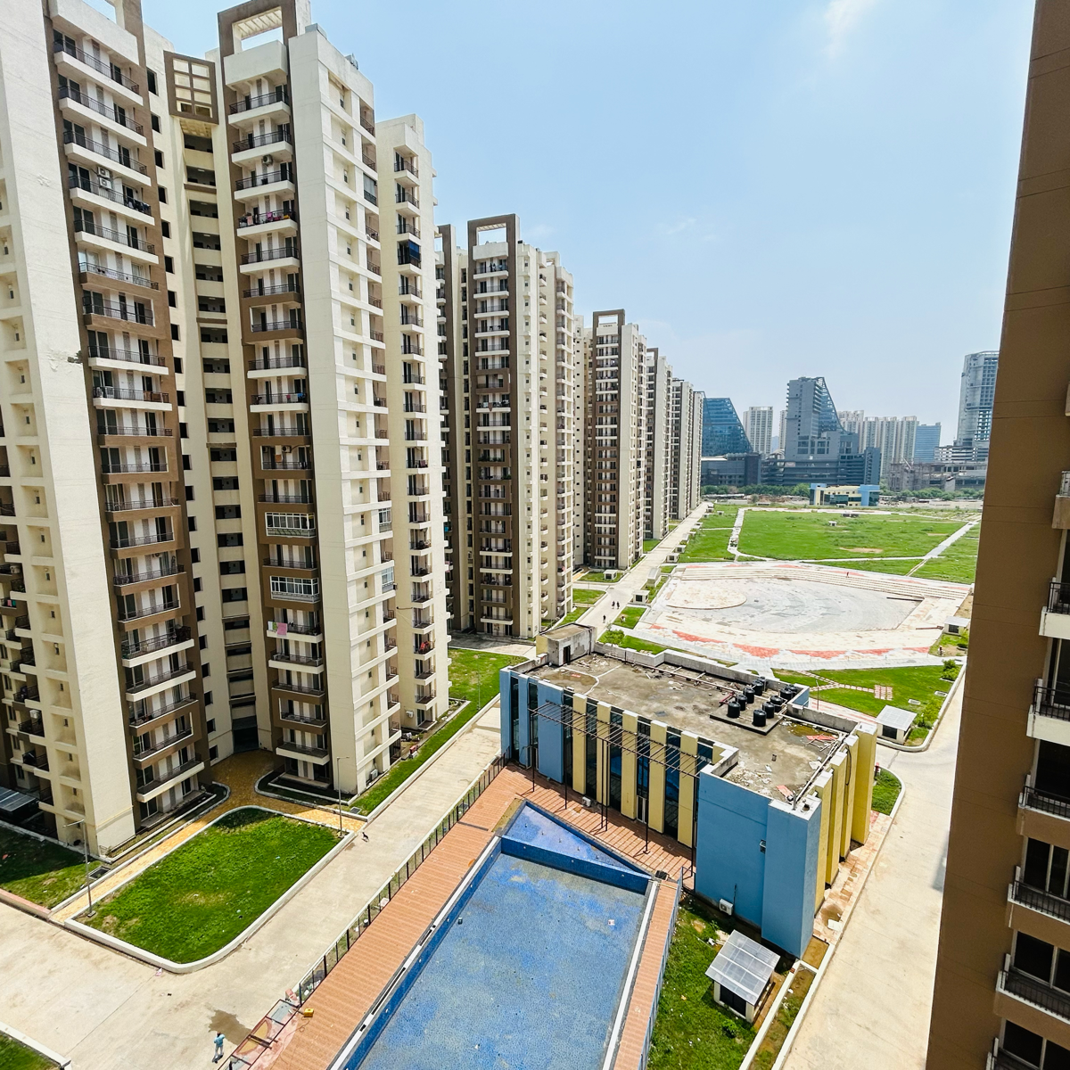 3 BHK + Extra Room Apartment For Sale in Amrapali Golf Homes