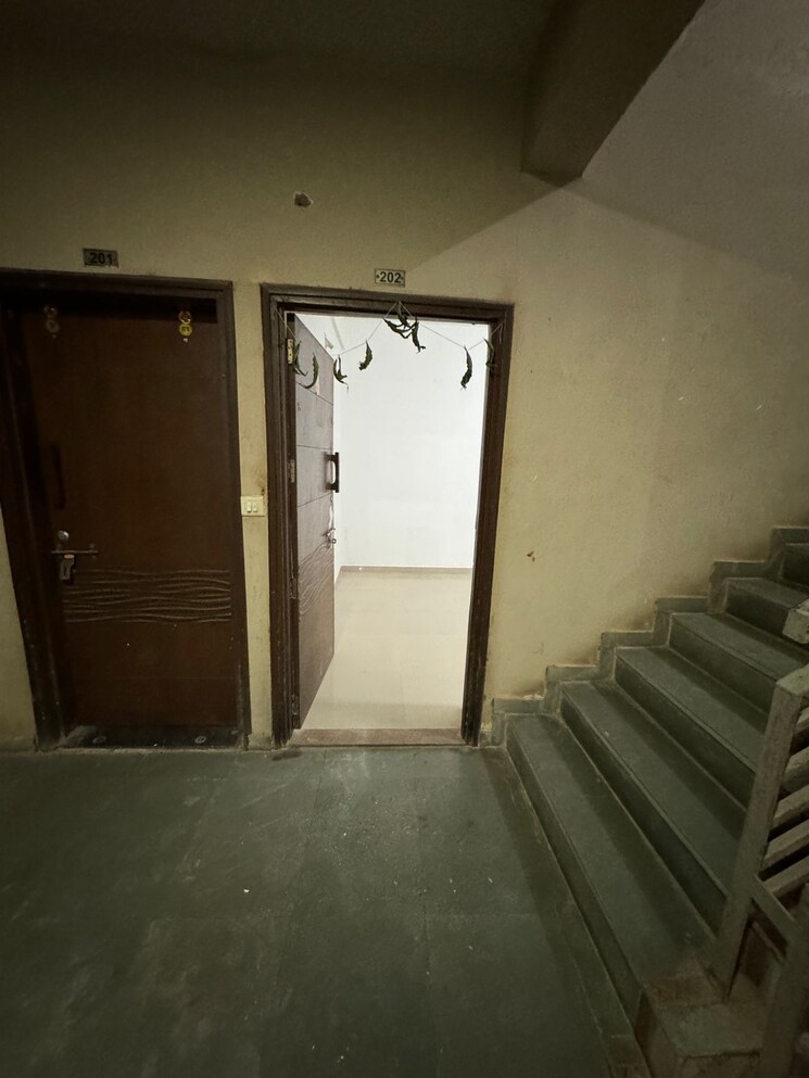 Room, near vaishno devi circle on sg highway 3 Bedroom 1600 Sq.Ft. Apartment In Near Vaishno Devi Circle On Sg Highway Ahmedabad 7821164