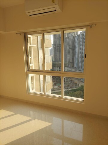 Room in 2 BHK Apartment at Lodha Amara, Kolshet Road – for Sale