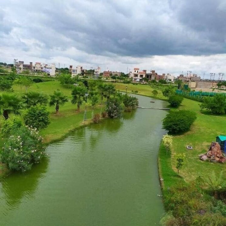 Garden, gaur-yamuna-city-7th-parkview  102 Sq.Yd. Plot In Gaur Yamuna City Greater Noida 7823354