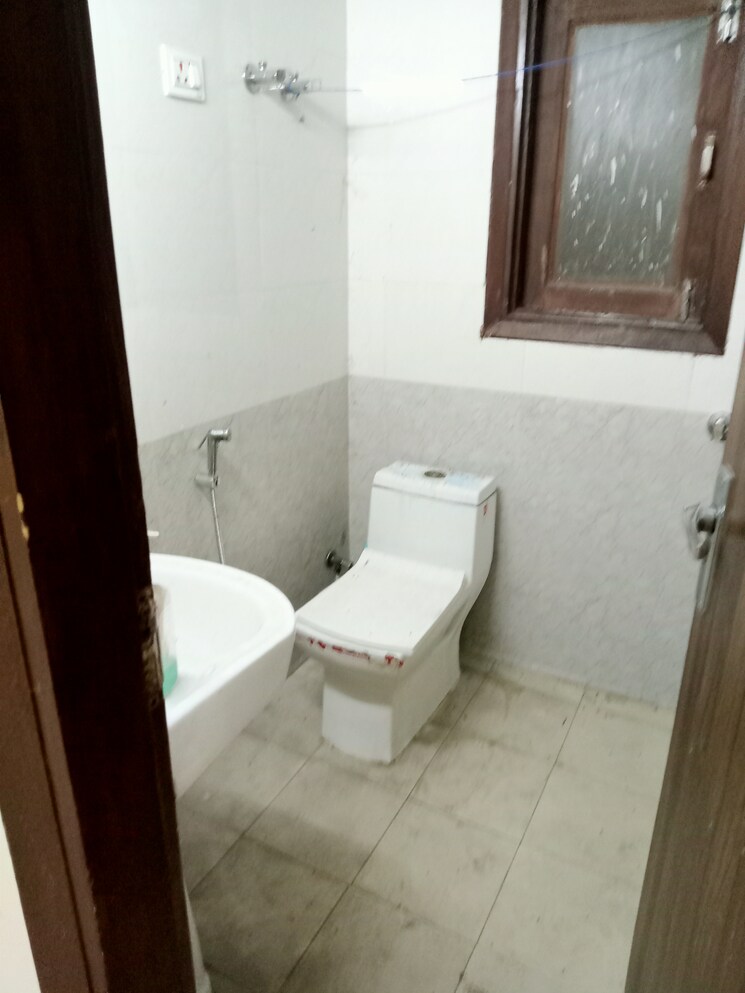 Bathroom, paryavaran complex 3 Bedroom 900 Sq.Ft. Builder Floor In Paryavaran Complex Delhi 7825226