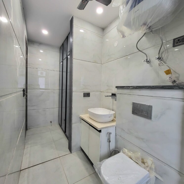 Bathroom, unitech-south-city-1 3 Bedroom 2100 Sq.Ft. Builder Floor In South City 1 Gurgaon 7826069