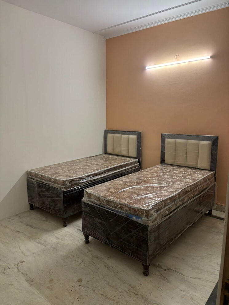 Room, sector 27 Pg For Girls In Sector 27 7826962