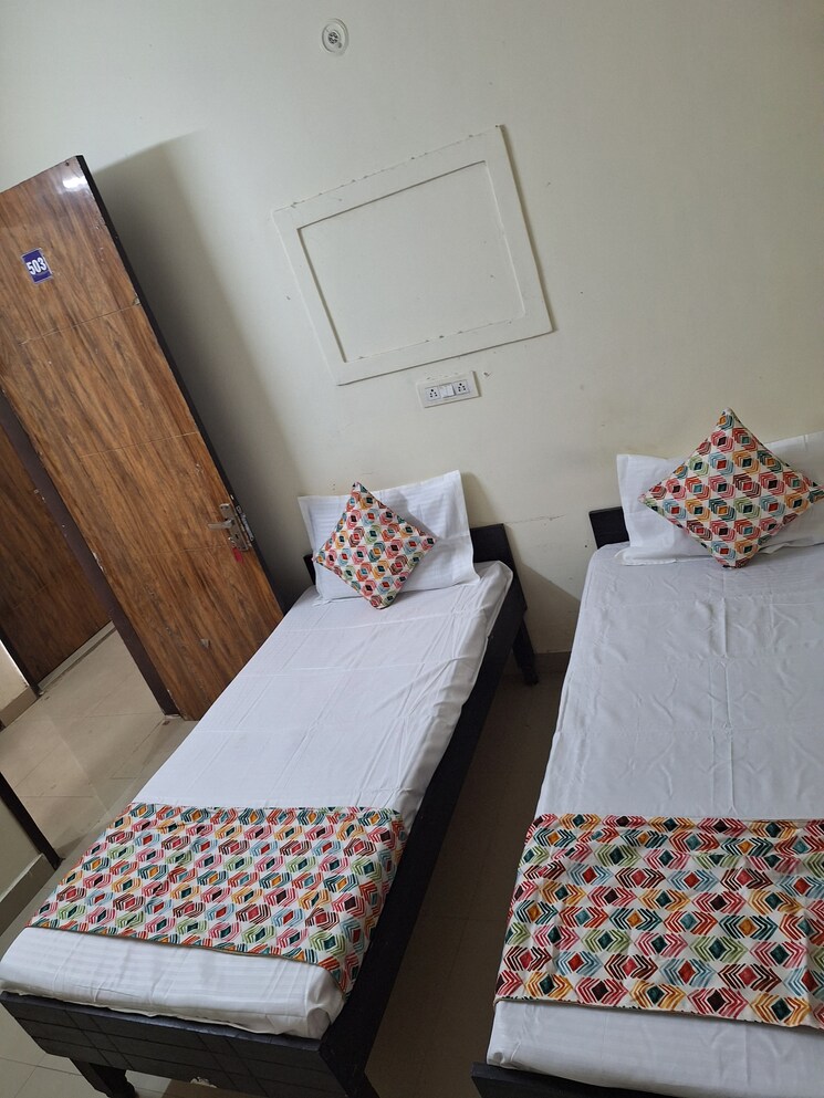 Room, sector 73 Pg For Boys & Girls In Sector 73 7826973