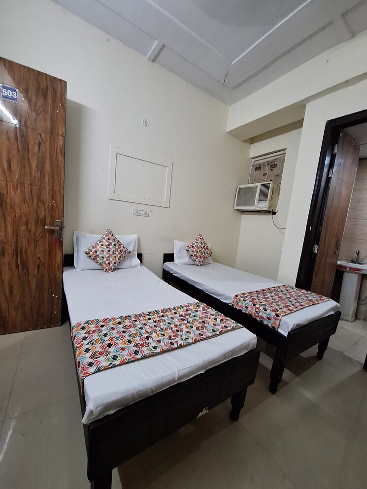 Room, sector 73 Pg For Boys & Girls In Sector 73 7826973