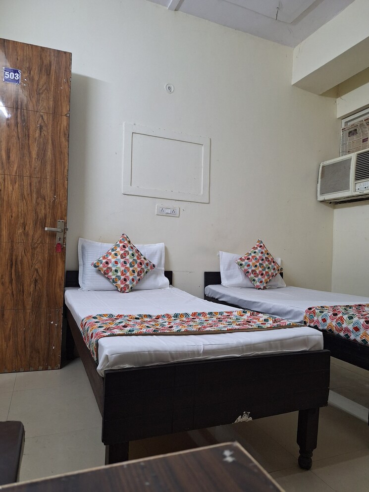 Room, sector 73 Pg For Boys & Girls In Sector 73 7826973