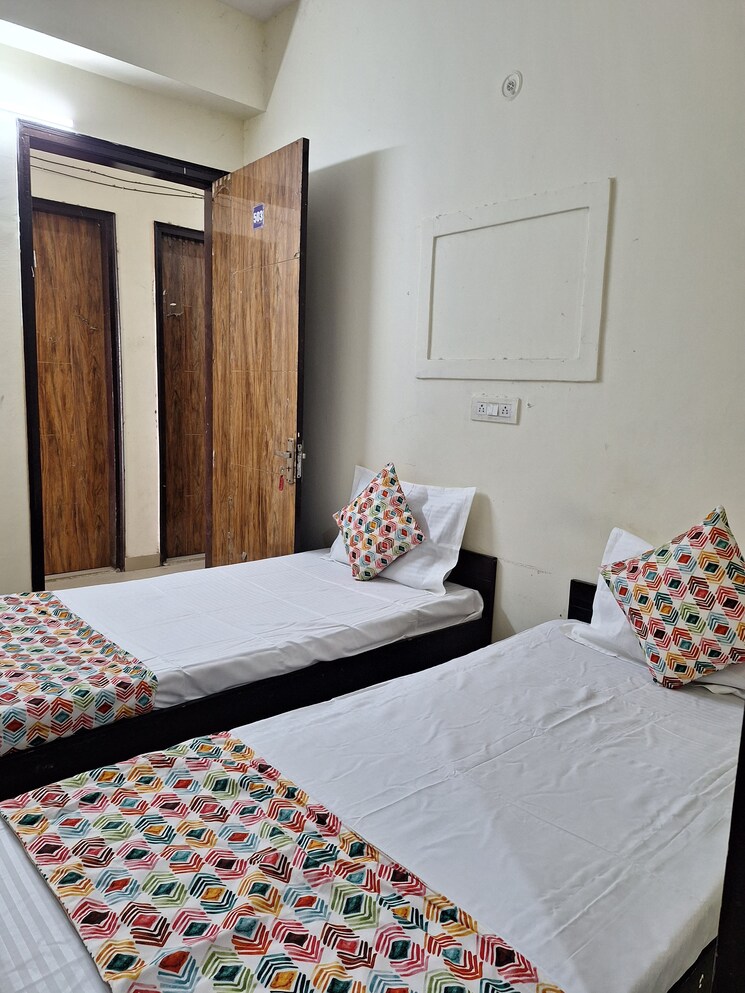 Room, sector 73 Pg For Boys & Girls In Sector 73 7826973