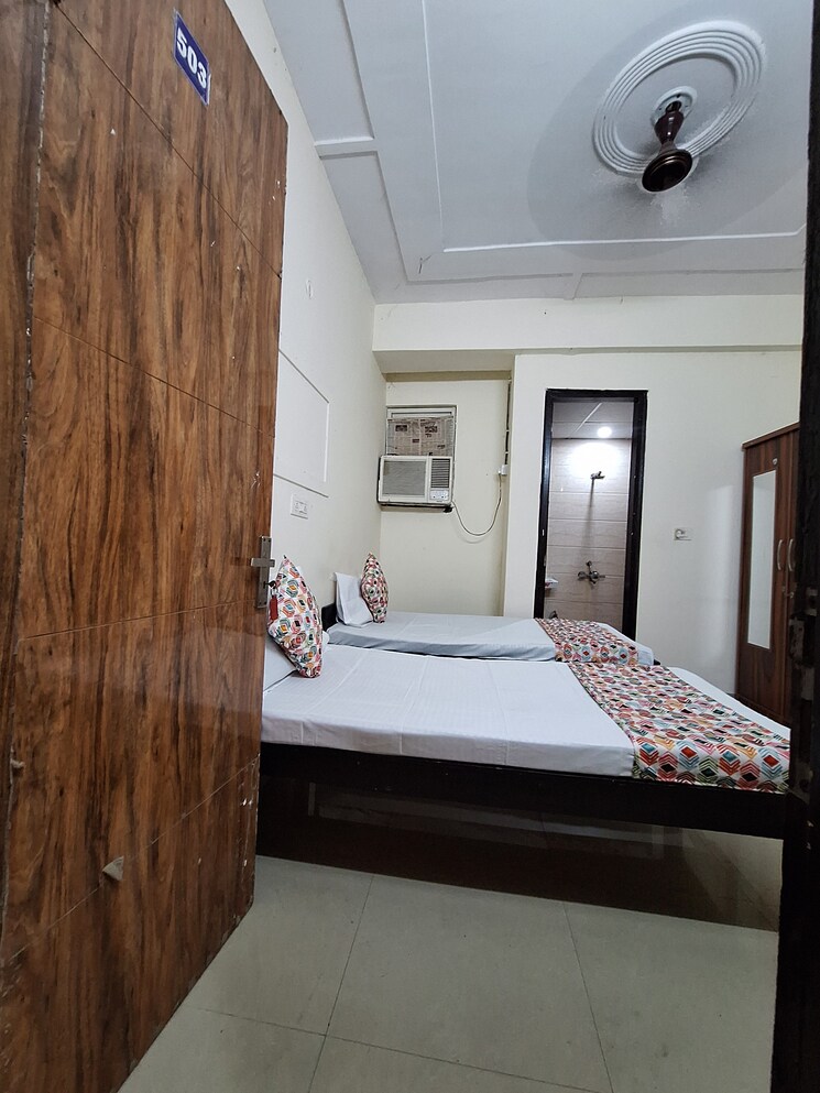 Room, sector 73 Pg For Boys & Girls In Sector 73 7826973