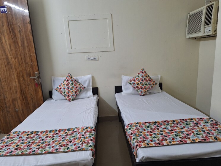 Room, sector 73 Pg For Boys & Girls In Sector 73 7826973