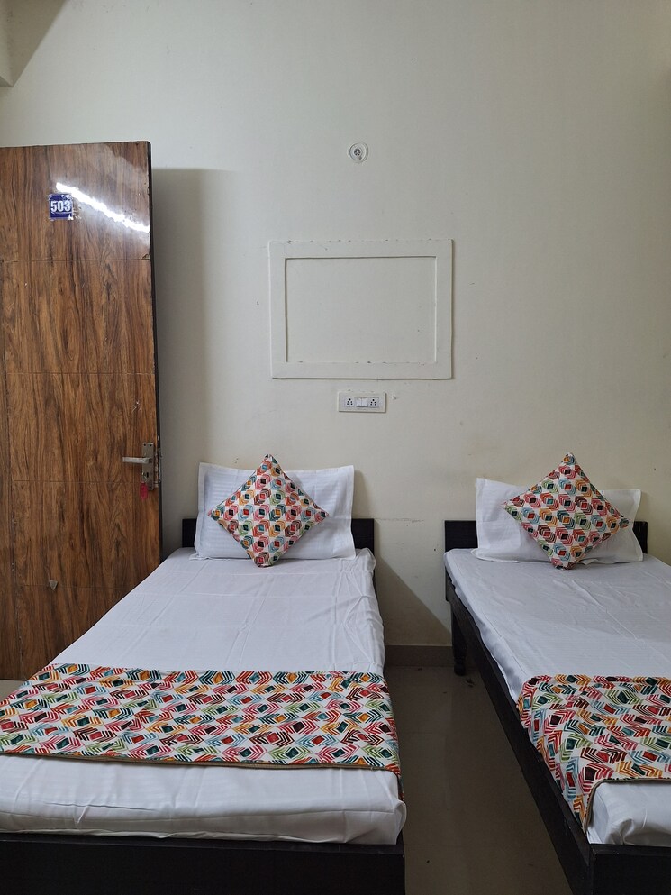 Room, sector 73 Pg For Boys & Girls In Sector 73 7826973