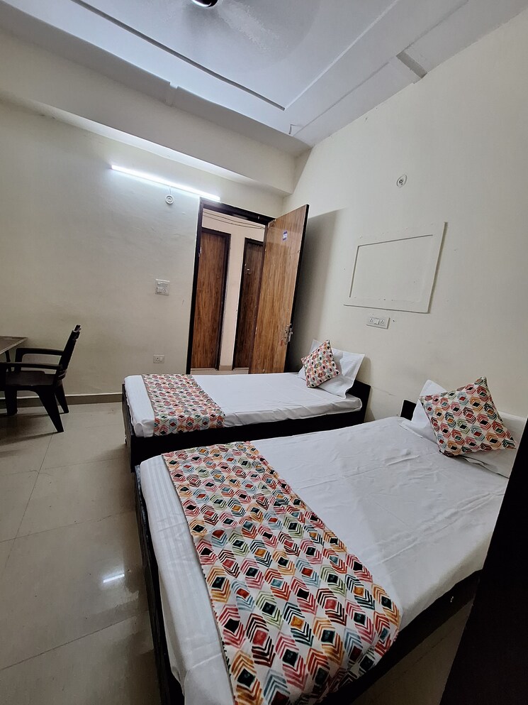 Room, sector 73 Pg For Boys & Girls In Sector 73 7826983