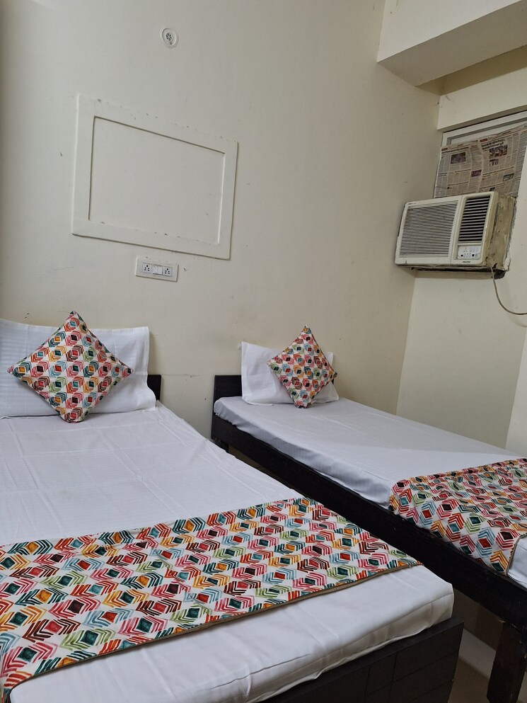 Room, sector 73 Pg For Boys & Girls In Sector 73 7826983